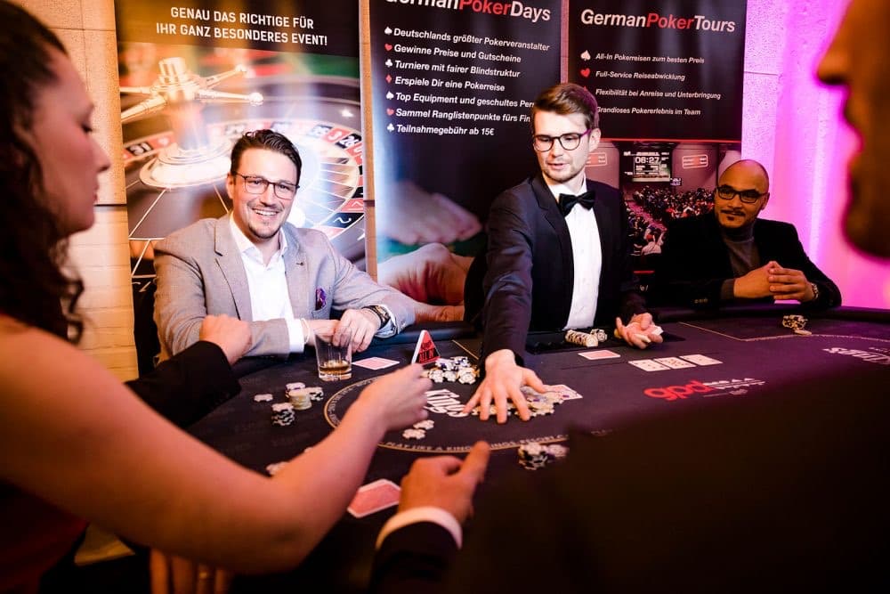 Croupier und Gäste am Pokertisch
