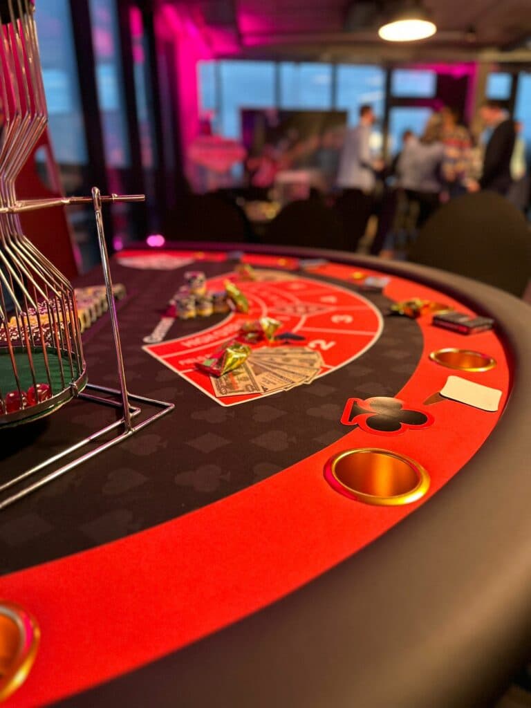 Chuck a Luck Würfelkäfig auf dem Tisch